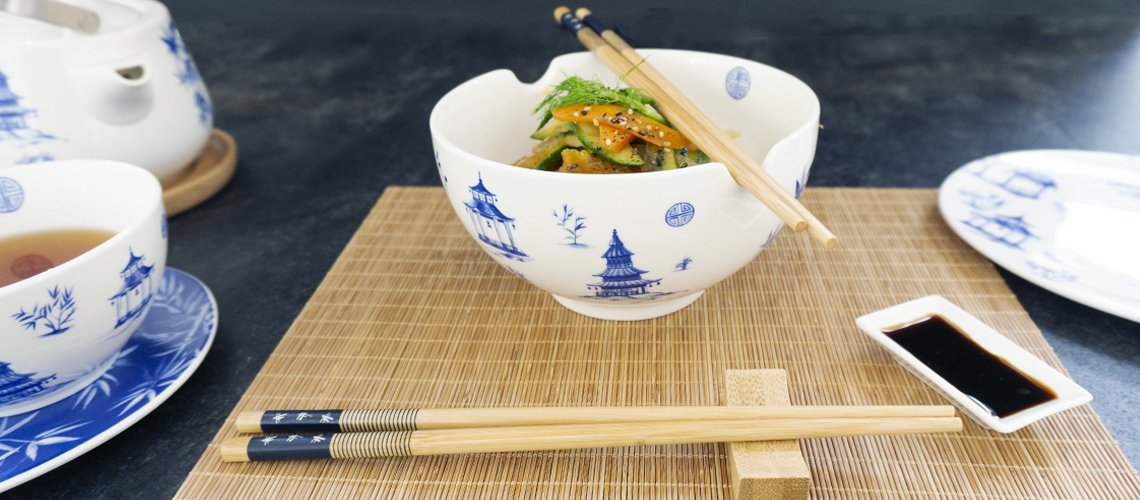 Noodles alle verdure nella ciotola Pagoda